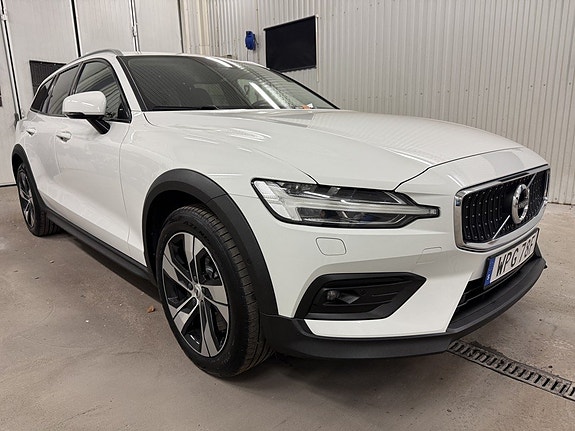 Volvo V60 Cross Country 3 of 26