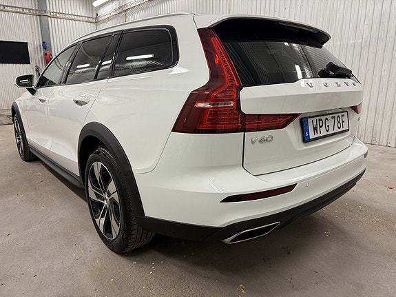 Volvo V60 Cross Country 2 of 26