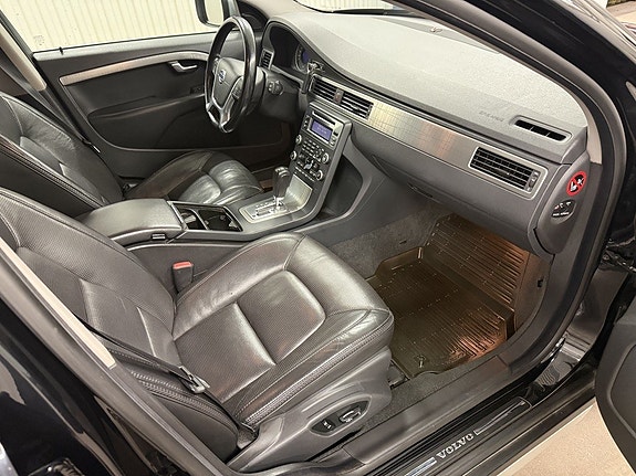 Volvo XC70 11 of 23