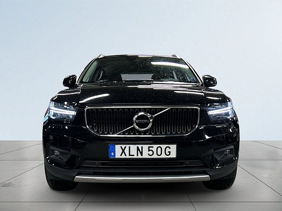 Volvo XC40 2 of 19