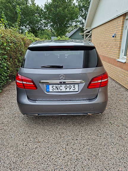 Mercedes-Benz B200 d 2 of 10