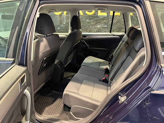 Volkswagen Golf Sportsvan 21 of 29