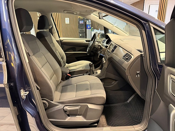Volkswagen Golf Sportsvan 23 of 29
