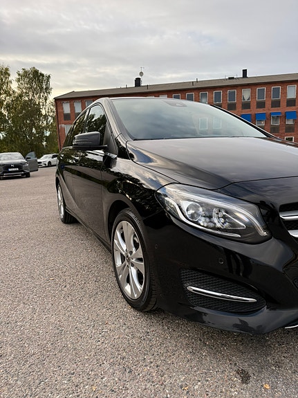 Mercedes-Benz B180 4 of 15
