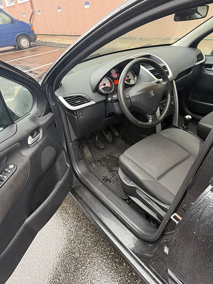Peugeot 207 8 of 14