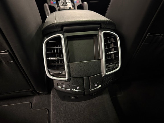 Porsche Cayenne S 14 of 21