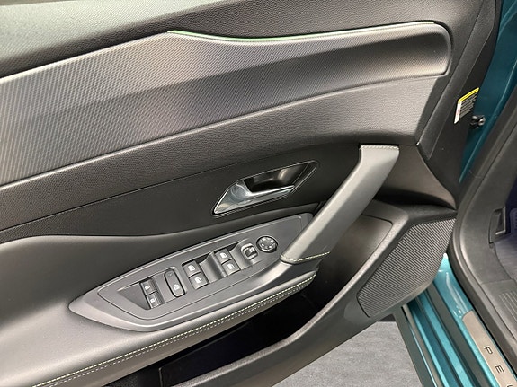 Peugeot 308 SW 9 of 18