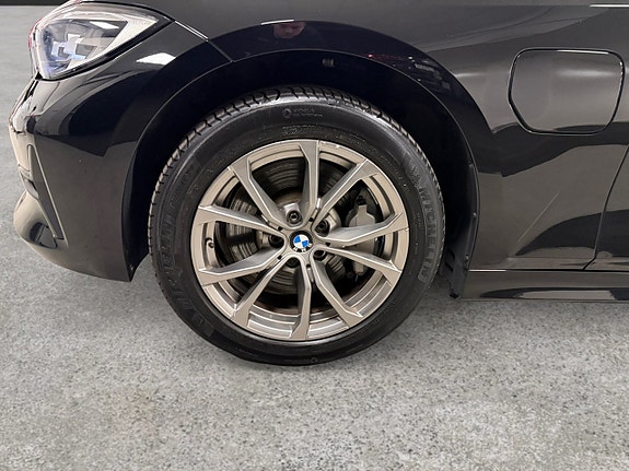 BMW 330e 17 of 17