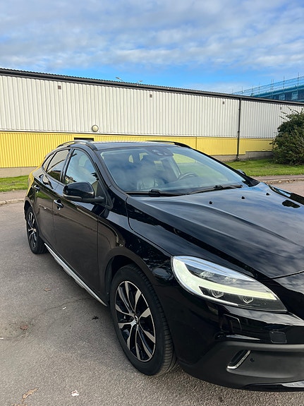 Volvo V40 Cross Country 2 of 9