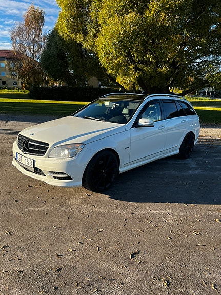 Mercedes-Benz C220 2 of 9