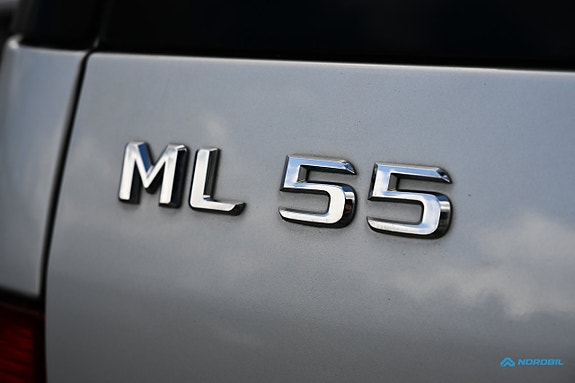 Mercedes-Benz ML55 21 of 24