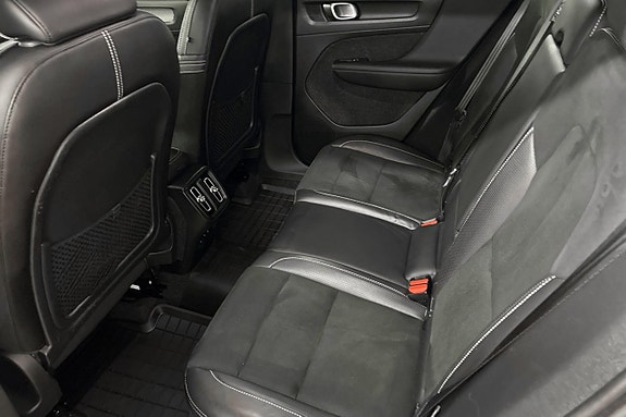 Volvo XC40 17 of 27