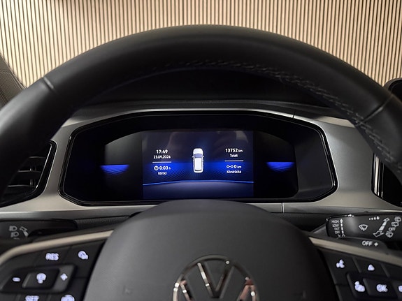 Volkswagen T-Roc 18 of 27