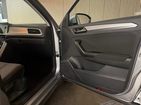 Volkswagen T-Roc 26 of 27