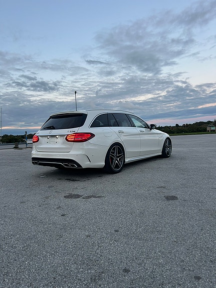Mercedes-Benz C63 5 of 8
