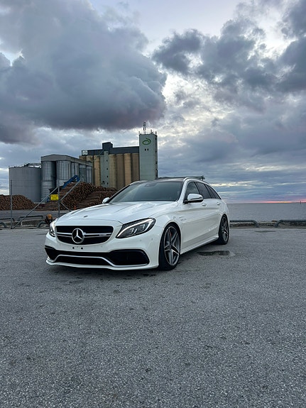 Mercedes-Benz C63 2 of 8