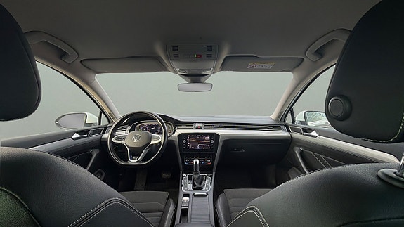 Volkswagen Passat 10 of 30