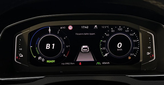 Volkswagen Passat 13 of 30