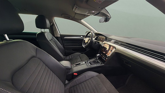 Volkswagen Passat 11 of 30