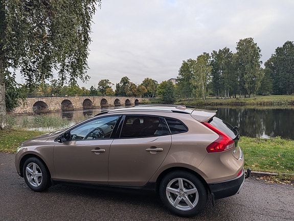 Volvo V40 Cross Country 2 of 9