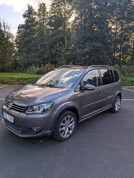 Volkswagen Touran Cross 2 of 11