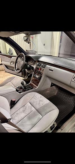Mercedes-Benz E230 9 of 11