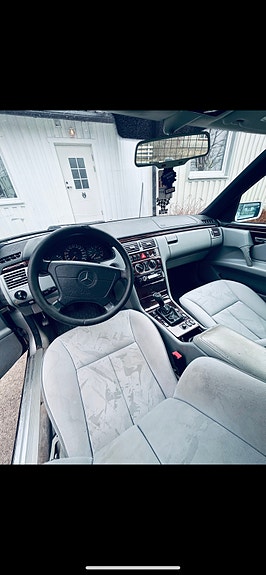 Mercedes-Benz E230 8 of 11