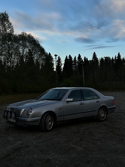 Mercedes-Benz E230 5 of 11