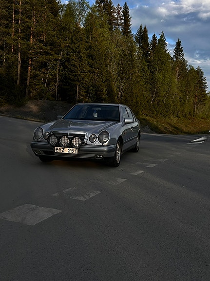 Mercedes-Benz E230 3 of 11
