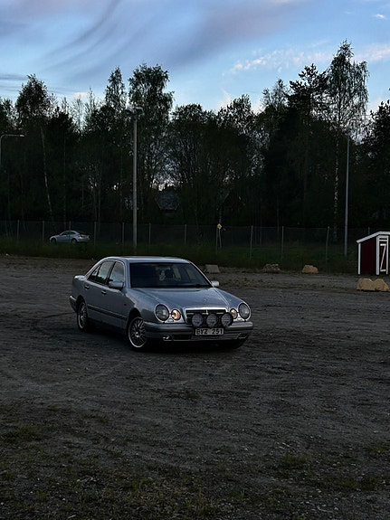 Mercedes-Benz E230 4 of 11