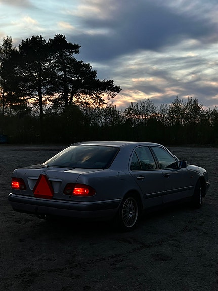 Mercedes-Benz E230 6 of 11