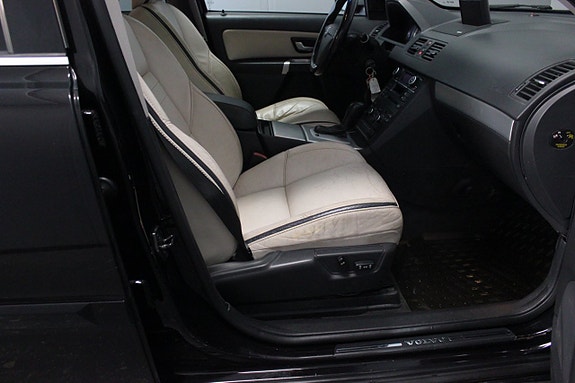 Volvo XC90 10 of 27