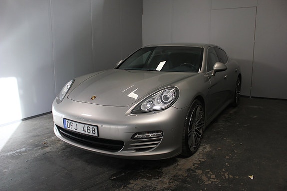 Porsche Panamera 4S 2 of 25