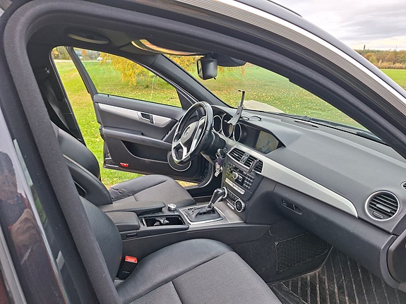 Mercedes-Benz C250 5 of 9