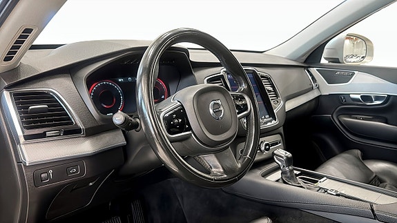 Volvo XC90 12 of 16