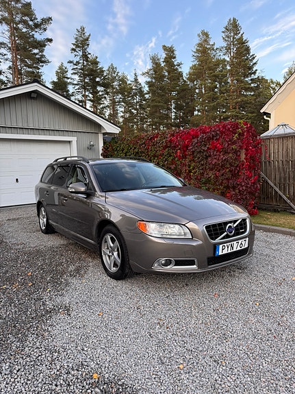 Volvo V70 2 of 8