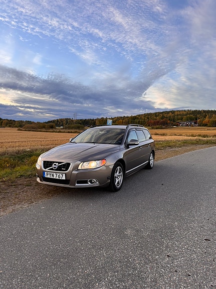 Volvo V70 3 of 8