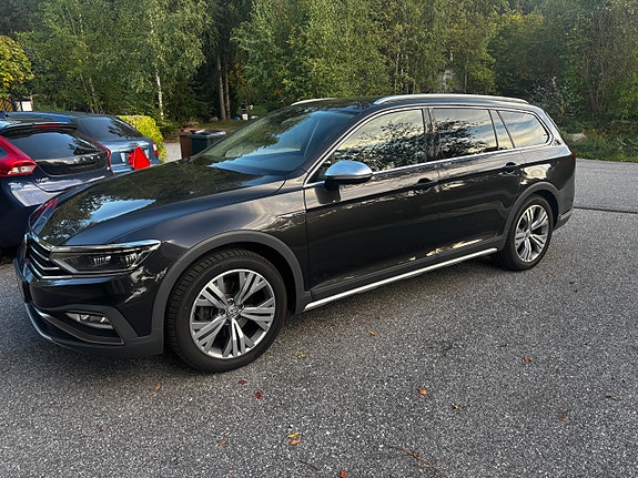 Volkswagen Passat Alltrack 2 of 8