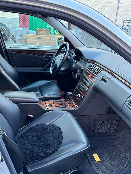 Mercedes-Benz E320 6 of 8