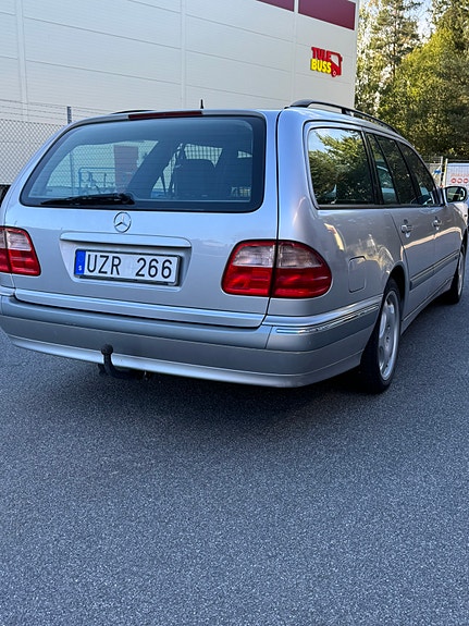 Mercedes-Benz E320 3 of 8