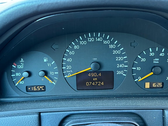 Mercedes-Benz E320 8 of 8