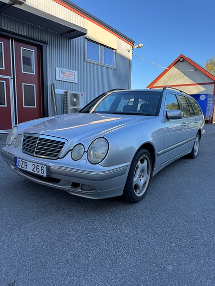 Mercedes-Benz E320 2 of 8