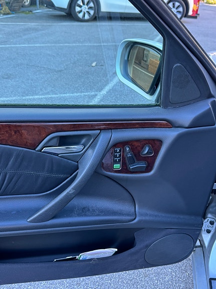 Mercedes-Benz E320 7 of 8