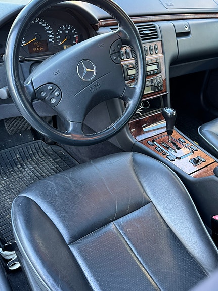 Mercedes-Benz E320 5 of 8