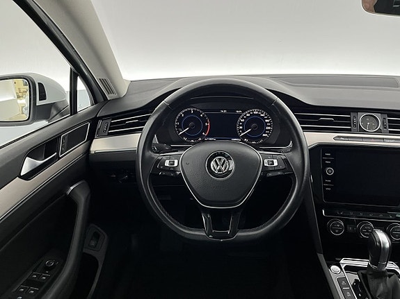 Volkswagen Passat 7 of 24