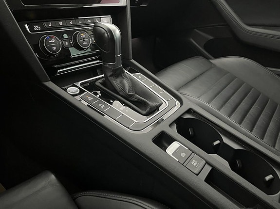 Volkswagen Passat 12 of 24
