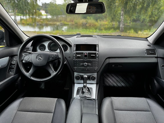 Mercedes-Benz C200 6 of 7