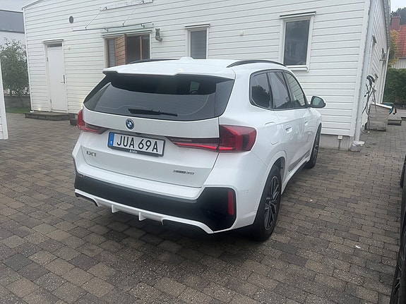 BMW iX1 2 of 4