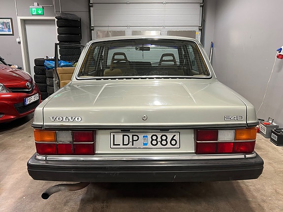 Volvo 244 3 of 27