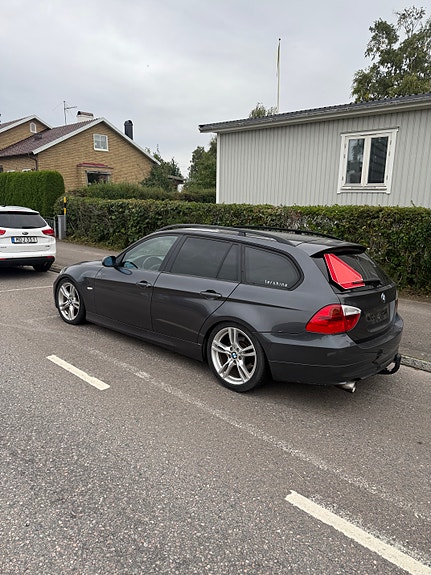 BMW 320i 2 of 8